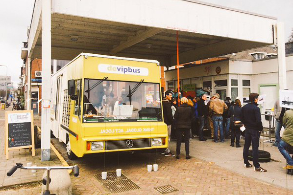 Herbestemmen en cultureel programmeren vipbusbijtankstation.jpg