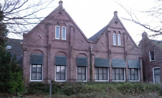 Verhalen van de scholen van het Noorderland Voormalige_RK_basisschool_in_De_Marne.jpg