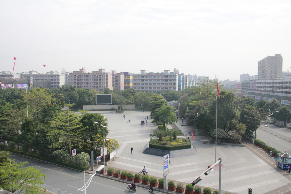 Shenzhen Report 2013: Linda Vlassenrood 1__Labor_Square_2.jpg